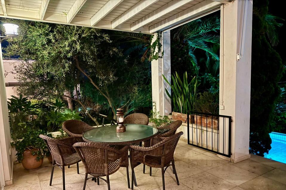 מרפסת נוספת בכניסה לווילה