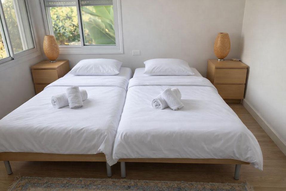 חדר שינה עם מיטות נפרדות- מתאים גם לילדים