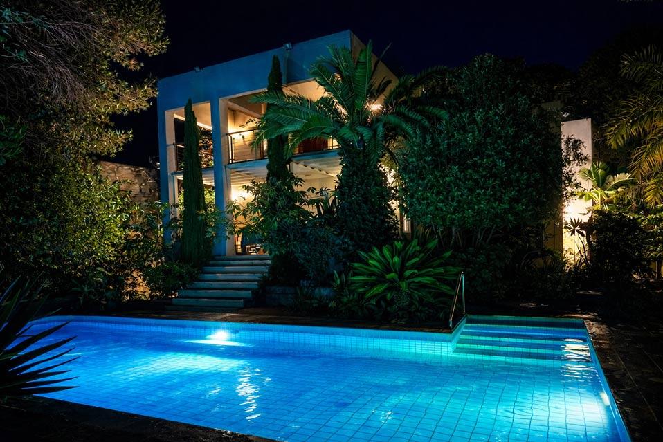 בריכה גדולה עם תאורה מובנית