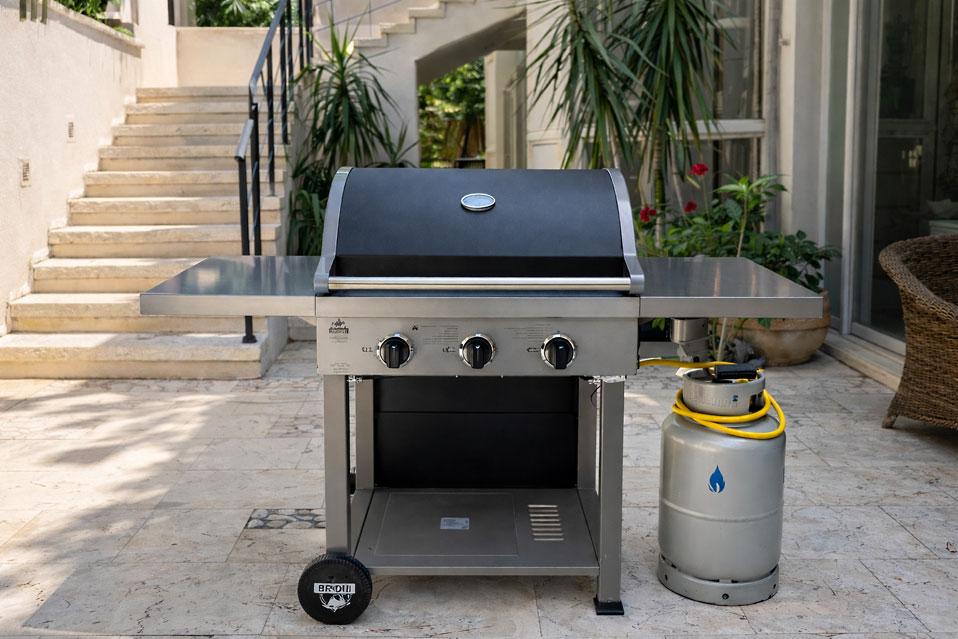 BBQ גז בחצר – אירוח חוץ בסטייל