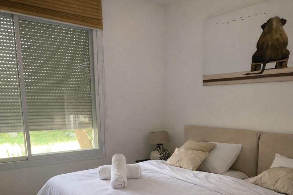 חדר שינה זוגי נוסף – עיצוב נקי ואירוח נעים