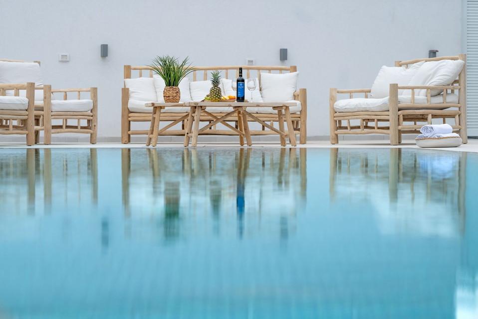 בריכת שחיה גדולה במתחם