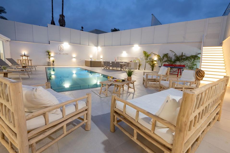 ריהוט גן איכותי סביב בריכה גדולה