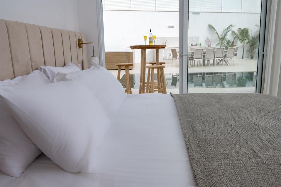 חדרים עם יציאה למתחם חוץ