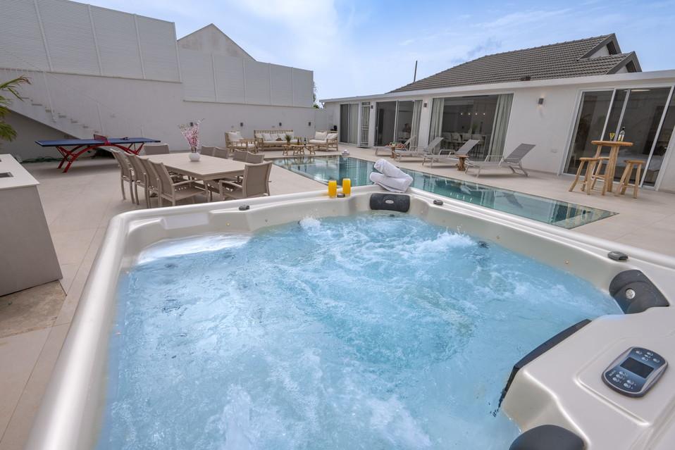 מתחם חוץ מושקע- בריכה מחוממת ומקורה בעונה וג'קוזי ספא