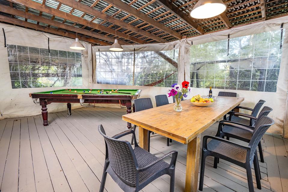 מתחם אירוח משותף עם שולחן אוכל וביליארד- לאירוח קבוצות