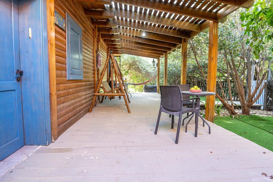 מרפסת כניסה לבקתות ים וירדן