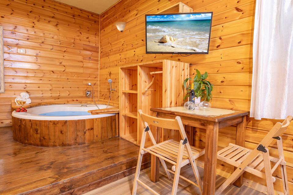 ג'קוזי גדול זוגי ומפנק בבקתות ים וירדן