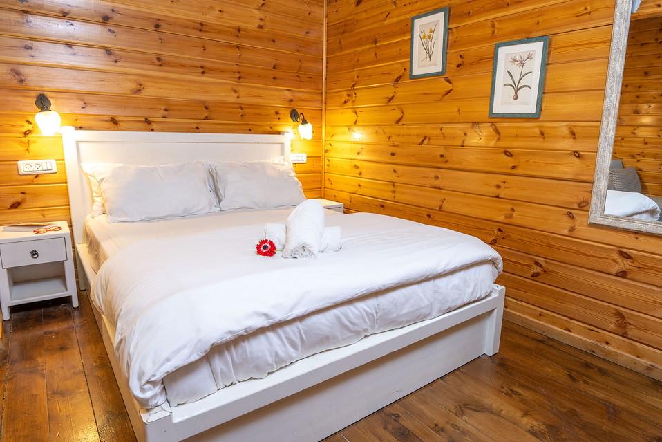 בקתות ים וירדן- מיטה זוגית בחלל פתוח ומרווח