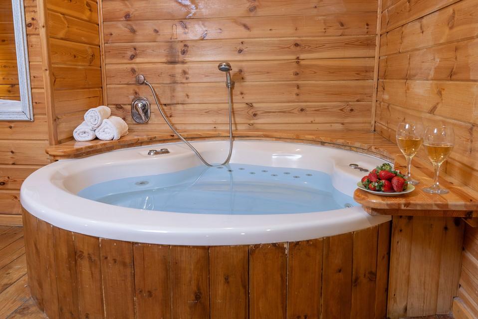 ג'קוזי זוגי גדול בכל בקתה