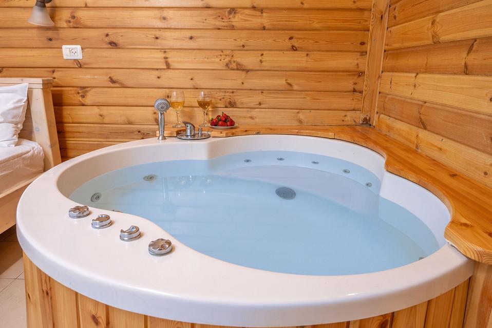 ג'קוזי זוגי בחדר ההורים של סוויטות חרמון וכנרת