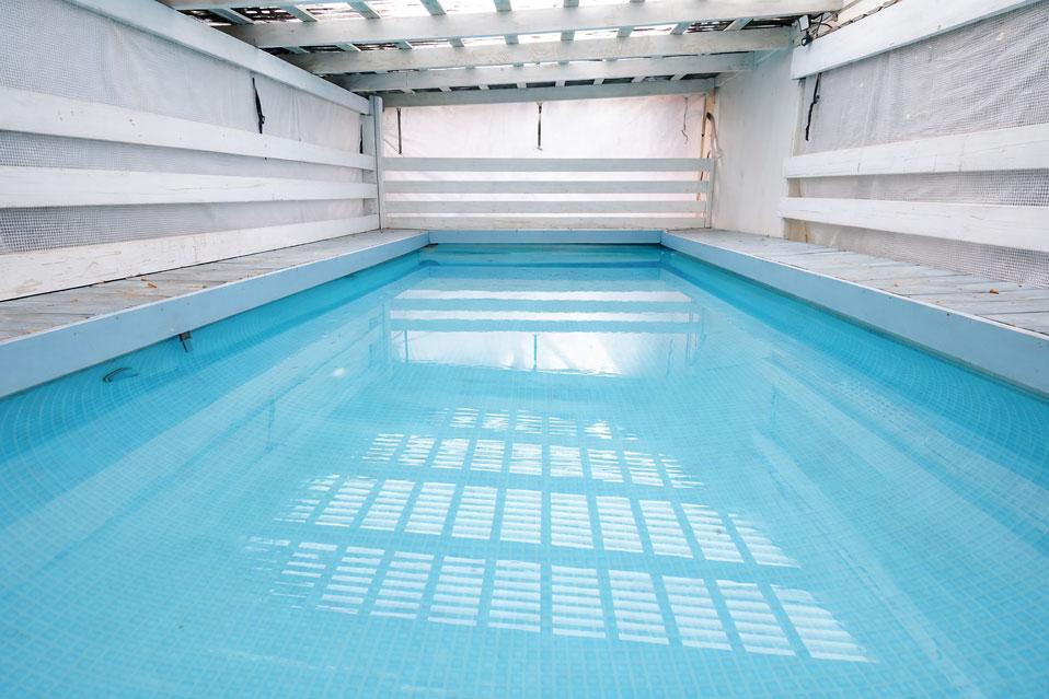 בריכה מחוממת ומקורה בחורף