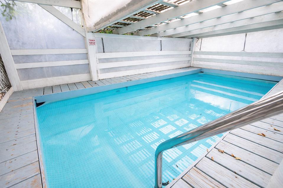 בריכה משותפת במתחם- מחוממת ומקורה בחורף