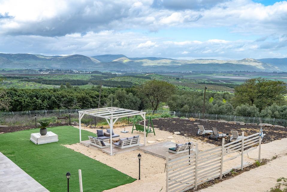 חצר רחבת ידיים עם מרחב משפחתי נעים