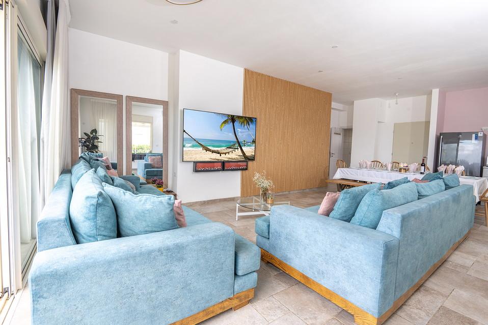 חלל אירוח מרכזי באווירה ביתית נעימה