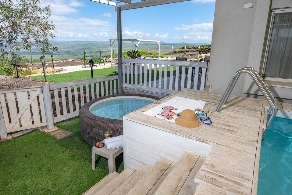 חצר גדולה עם בריכה מחוממת וסופט טאב