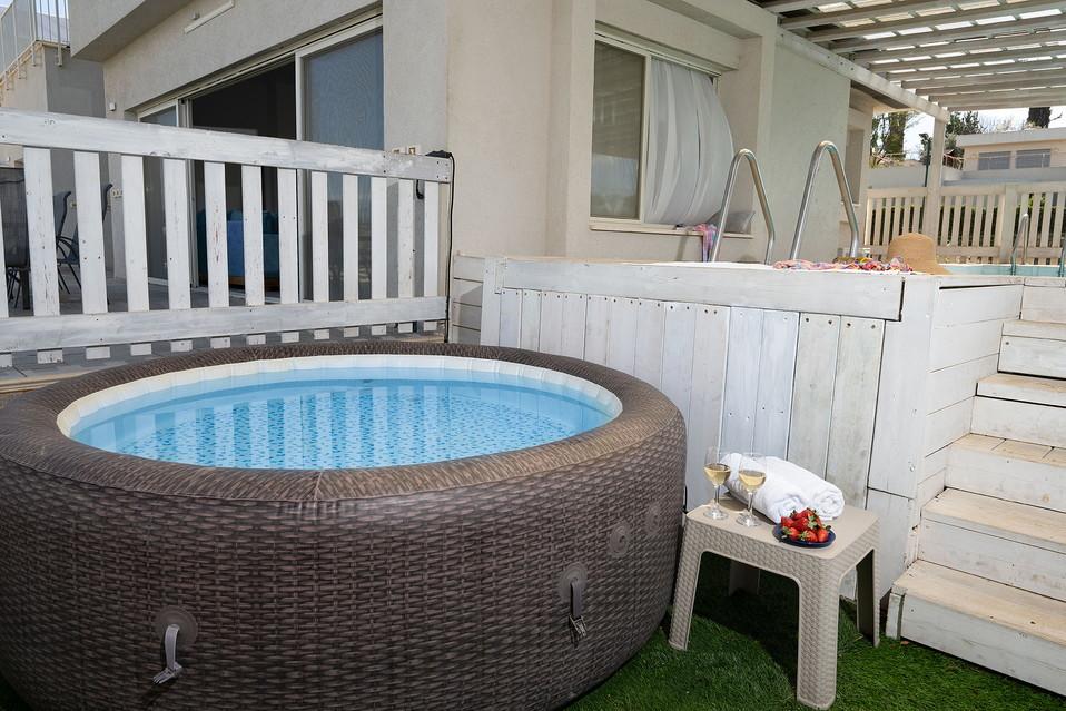 ג'קוזי סופט טאב לצד הבריכה