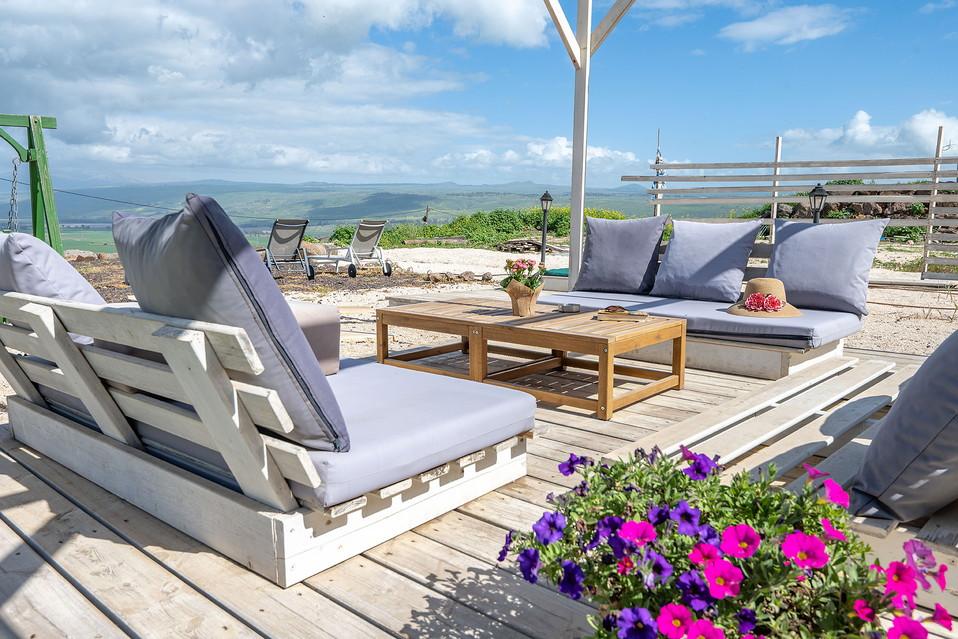 פינת ישיבה חיצונית מול הנוף