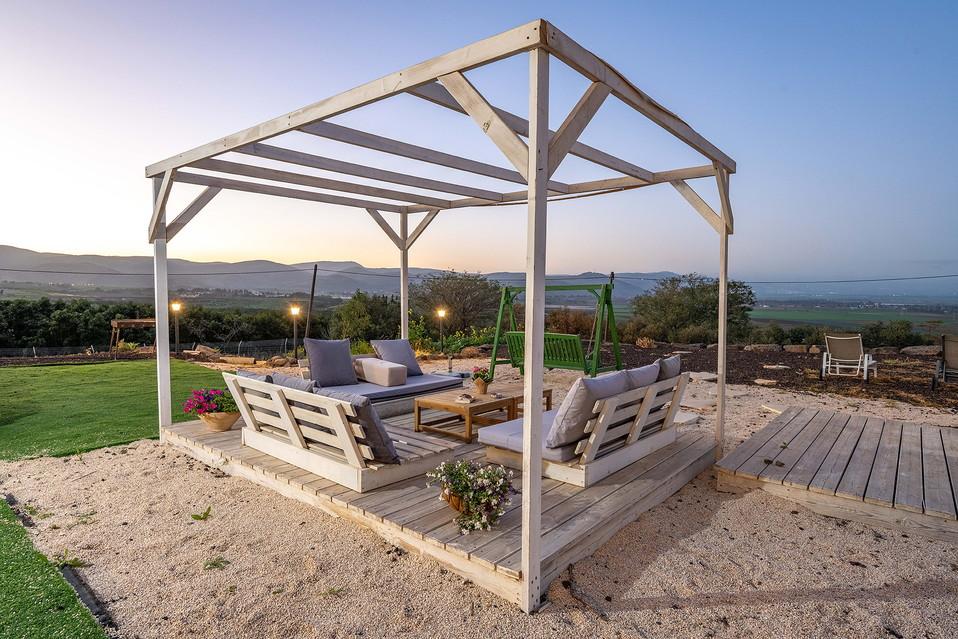 שלל פינות ישיבה נעימות במתחם חוץ גדול