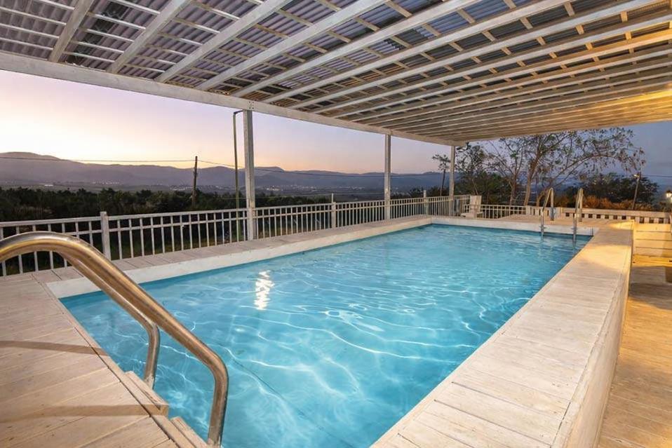 בריכה מחוממת בחופשה בנוף| משמר הירדן