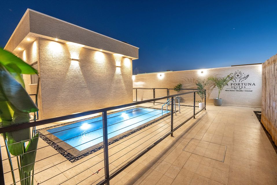 בריכה פרטית בלה פורטונה סוויטס בשעות הערב