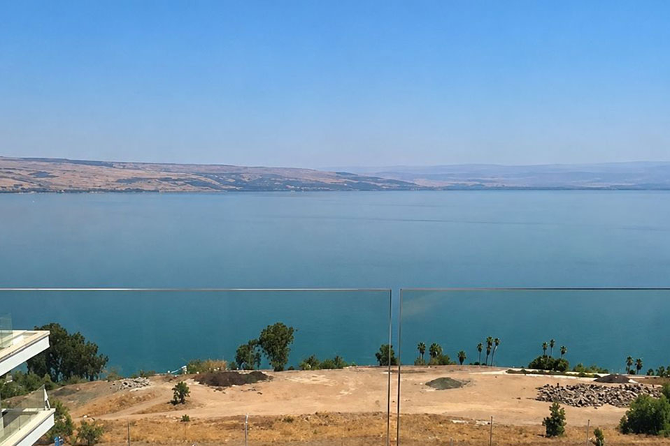 נוף פתוח לכנרת מהקומה ה־8